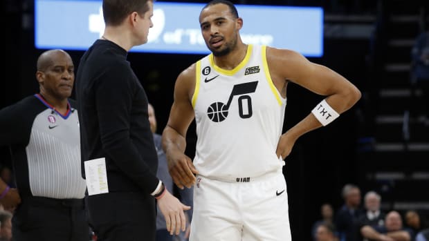 Utah Jazz head coach Will Hardy (left) talks with Utah Jazz guard Talen Horton-Tucker (0) during the second half against the Memphis Grizzlies at FedExForum.